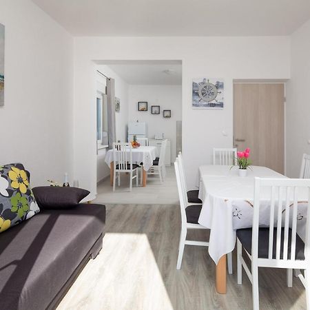 Apartments 20 Meters From The Beach Jesenice  Buitenkant foto