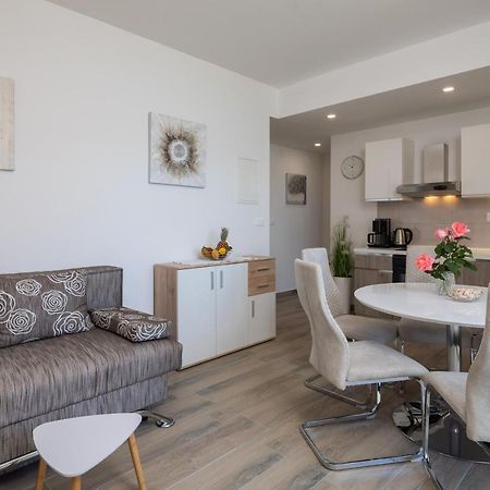 Apartments 20 Meters From The Beach Jesenice  Buitenkant foto