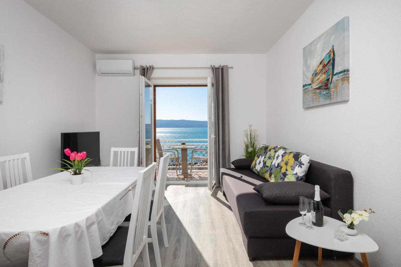 Apartments 20 Meters From The Beach Jesenice  Buitenkant foto