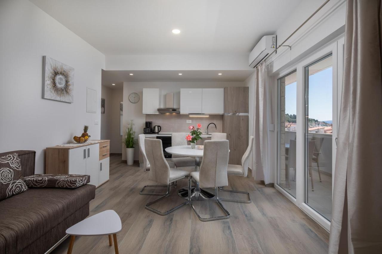Apartments 20 Meters From The Beach Jesenice  Buitenkant foto