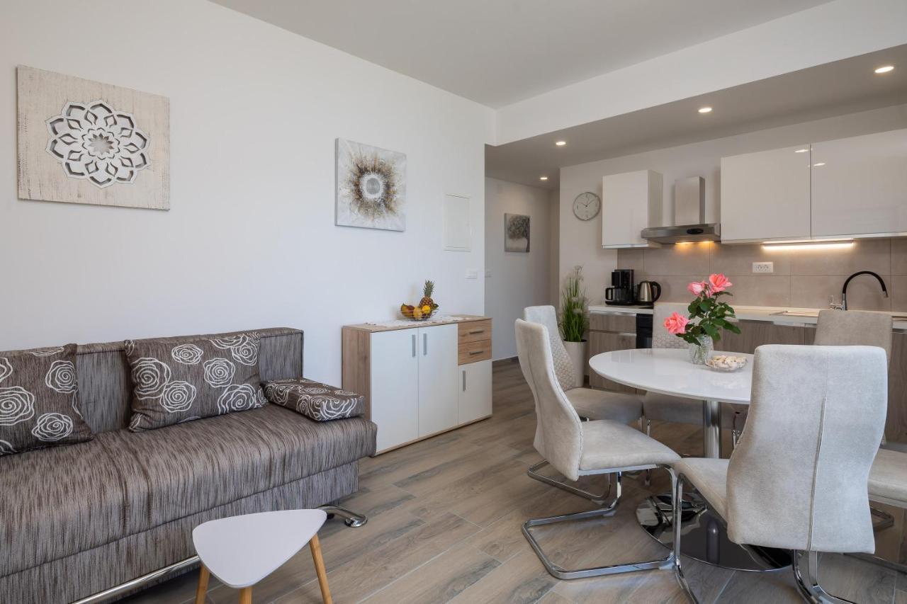 Apartments 20 Meters From The Beach Jesenice  Buitenkant foto