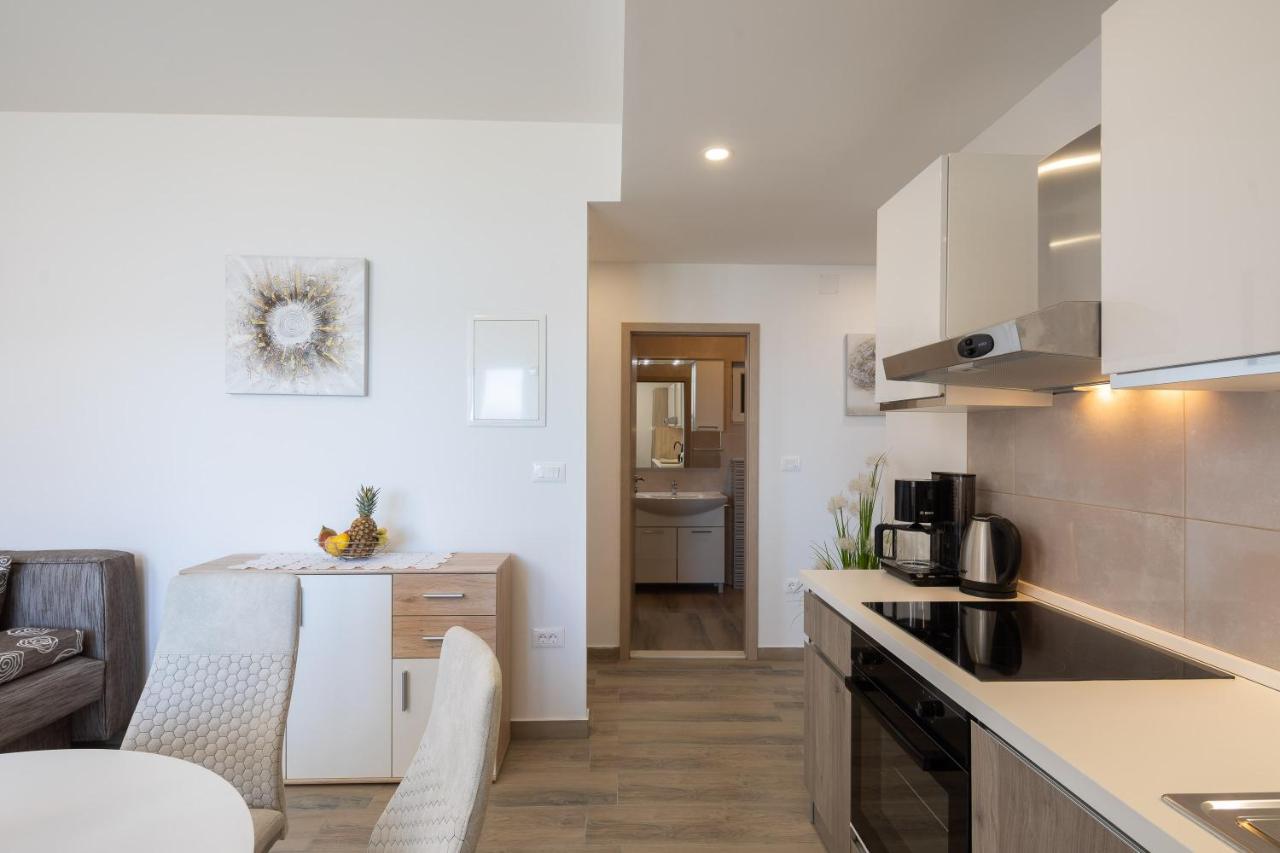 Apartments 20 Meters From The Beach Jesenice  Buitenkant foto